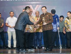 Pj Gubernur Sumut Agus Fatoni Terima Anugerah Sahabat Pers Award dari SPS Sumut