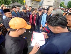 Anggota DPRD Fraksi PKS Syukron dan Puji Temui Mahasiswa Demo