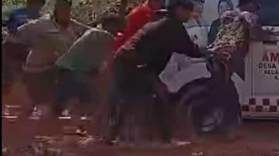 Jalan Penghubung Tiga Desa di Mesuji Rusak Parah.