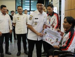 Apresiasi Atlet Disabilitas, Gubernur Mirza Serahkan Bonus kepada Atlet Berprestasi di Ajang Pekan Paralimpiade Nasional XVII Tahun 2024