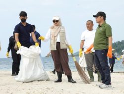 Wagub Jihan Nurlela Lakukan Aksi Bersih-Bersih di Kawasan Wisata Pesisir Pesawaran, Wujudkan Kolaborasi Indonesia Bersih