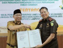 Gubernur Mirza Serahkan Surat Hibah Lahan di Kawasan Pusat Pemerintahan Kota Baru kepada Kajati Lampung