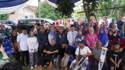 Safari Ramadan di Kota Metro, Ketua TP PKK Provinsi Lampung Purnama Wulan Sari Mirza, Serahkan Bantuan Sembako, Mesin Jahit, dan Alat Bantu Disabilitas