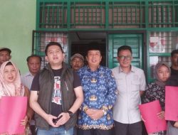 Muhhamad Junaidi Dampingi Warga Ambil Ijazah Tertahan di SMK Tanjung Sari