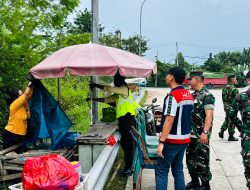Demi Keselamatan Pengguna Jalan, PKL di Pintu Tol Terbanggi Besar Ditertibkan Secara Persuasif