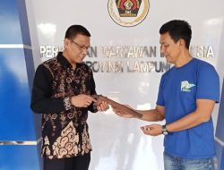 Lestarikan Pusaka Lampung, Andy Achmad Serahkan Badik Pagardewa kepada Ketua PWI Lampung