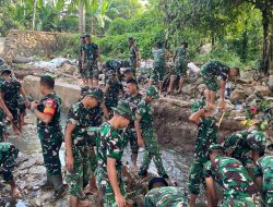 ATASI BANJIR SAAT HUJAN, PRAJURIT KODAM XXI/RADIN INTEN GREBEK SUNGAI DI BANDAR LAMPUNG