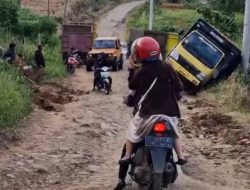 Warga Bertaruh Nyawa di Jalan Rusak, Di Mana Tanggung Jawab Pemerintah dan Dinas Terkait?