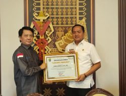 Sukses Majukan Pendidikan, Thomas Amirico Raih Anugerah “Gawang Kenawat”