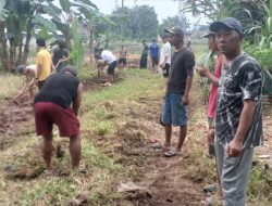 Tanpa Bantuan, Puluhan Warga Inisiatif Buka Akses Jalan Baru