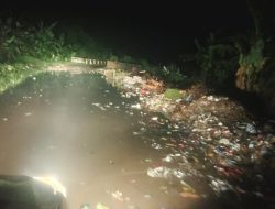 Sampah Menggunung di Kali Umban Dibiarkan Berlarut, Warga Soroti Keseriusan Penanganan