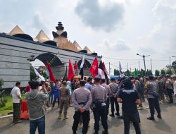 Alam Baka Gelar Aksi di DPRD Lampung