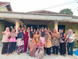 Manfaatkan Limbah Kulit Buah, Mahasiswa KKL PPM Kelompok 91 Edukasi Ibu-Ibu Dasawisma tentang Pembuatan Sabun Ecoenzyme