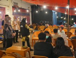 Wali Kota Bandar Lampung Bagikan Masker kepada Pengguna Jalan, Warga Diminta Waspada Abu Vulkanik